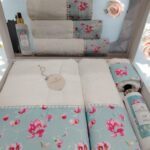 Set de prosoape 3 buc Model  Floral ( 1 buc 30/50 , 1 buc 50/90 , 1 buc 70/140 + 1 spray)