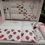 Set de prosoape 3 buc cu Imprimeu Colorat ( 1 buc 30/50 , 1 buc 50/90 , 1 buc 70/140 + 1 spray)