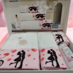 Set de prosoape 3 buc Love Story ( 1 buc 30/50 , 1 buc 50/90 , 1 buc 70/140 + 1 spray)