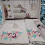 Set de prosoape 3 buc Model  Brodat ( 1 buc 30/50 , 1 buc 50/90 , 1 buc 70/140 + 1 spray)