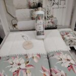 Set de prosoape 3 buc cu  Model Floral ( 1 buc 30/50 , 1 buc 50/90 , 1 buc 70/140 + 1 spray)