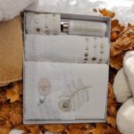 Set de prosoape 3 buc cu Broderie ( 1 buc 30/50 , 1 buc 50/90 , 1 buc 70/140 + 1 spray)