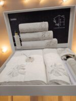 Set de prosoape 3 buc Model  Brodat  ( 1 buc 30/50 , 1 buc 50/90 , 1 buc 70/140 + 1 spray)