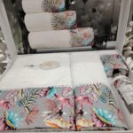 Set de prosoape 3 buc Model  Floral  ( 1 buc 30/50 , 1 buc 50/90 , 1 buc 70/140 + 1 spray)