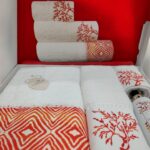 Set de prosoape 3 buc Model  Brodat  ( 1 buc 30/50 , 1 buc 50/90 , 1 buc 70/140 + 1 spray)