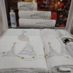 Set de prosoape 3 buc Model  Brodat de Craciun ( 1 buc 30/50 , 1 buc 50/90 , 1 buc 70/140 + 1 spray)