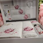Set de prosoape 3 buc cu Broderie ( 1 buc 30/50 , 1 buc 50/90 , 1 buc 70/140 + 1 spray)