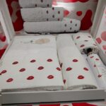 Set de prosoape 3 buc Model  Brodat  ( 1 buc 30/50 , 1 buc 50/90 , 1 buc 70/140 + 1 spray)