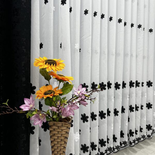 Perdea In cu Brodat Flori Negre L2m/H2m cu Rejansa de 6cm