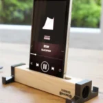 Suport din Lemn pentru Telefon și Tabletă – Design Simplu și Elegant pentru Birou sau Acasă