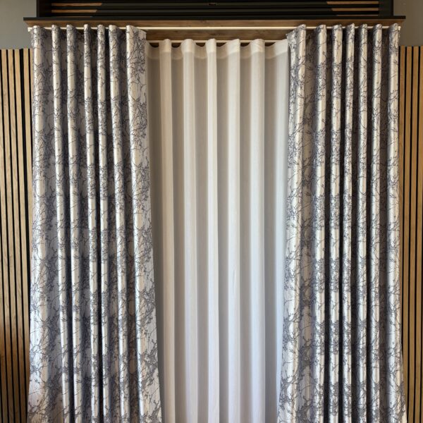 Draperie Elegantă Gri cu Imprimeu Oglindă Spartă Albastră