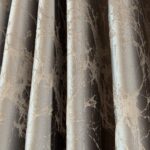 Draperie Elegantă Gri Platinat cu Imprimeu Oglindă Spartă