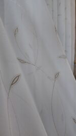 Perdea Opacă Albă cu Broderie Maro - imagine 2